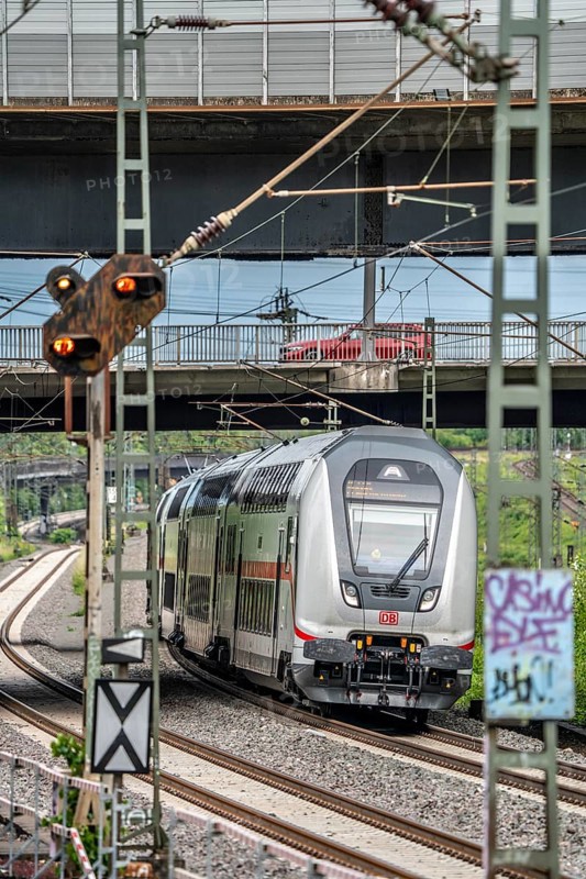 IC2 train, double-decker Intercity, on the line between Bochum and Dortmund, at Dortmund-Marten, multi-track line for local and long-distance traffic, Dortmund, North Rhine-Westphalia, Germany