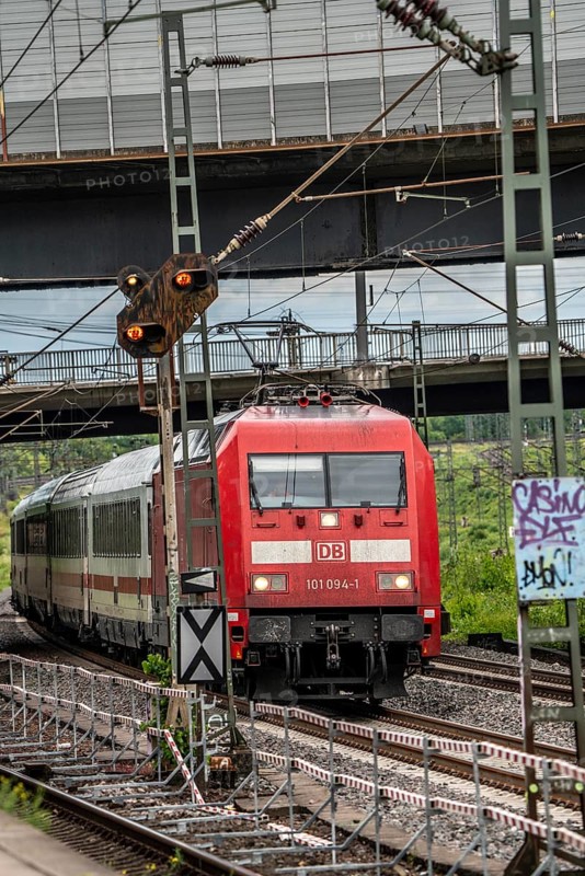 IC train, Intercity, on the line between Bochum and Dortmund, at Dortmund-Marten, multi-track line for local and long-distance traffic, Dortmund, North Rhine-Westphalia, Germany
