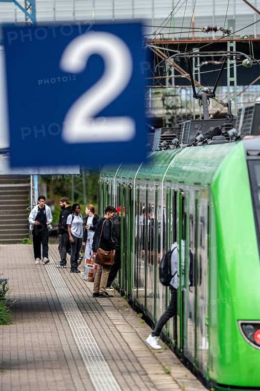 S-Bahn train, S4, on the line between Bochum and Dortmund, Dortmund-Marten-Süd S-Bahn station, multi-track line for local and long-distance transport, Dortmund, North Rhine-Westphalia, Germany