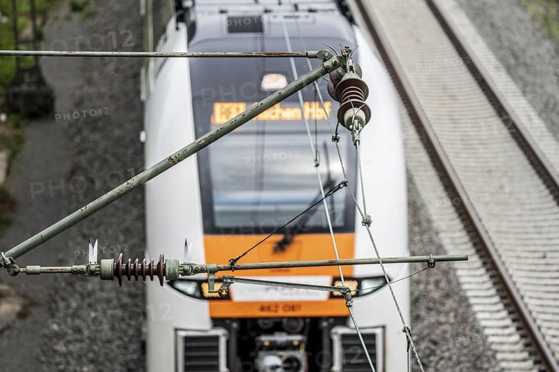 Traction current, overhead line, detail, tensioning of current-carrying lines, insulators, power supply to trains