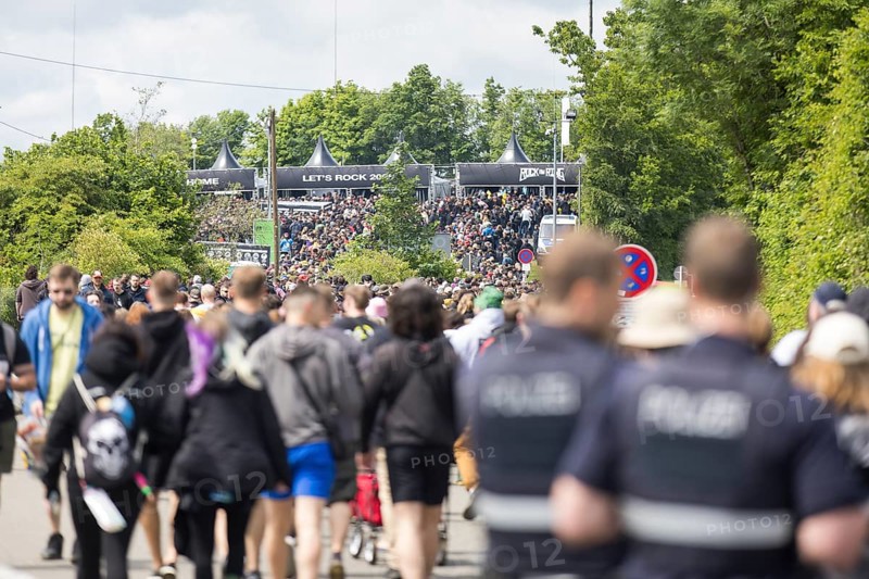 Festival visitors on their way to the main entrance at the Rock am Ring Festival on Friday, Nürburgring race track race track, 06/06/2025