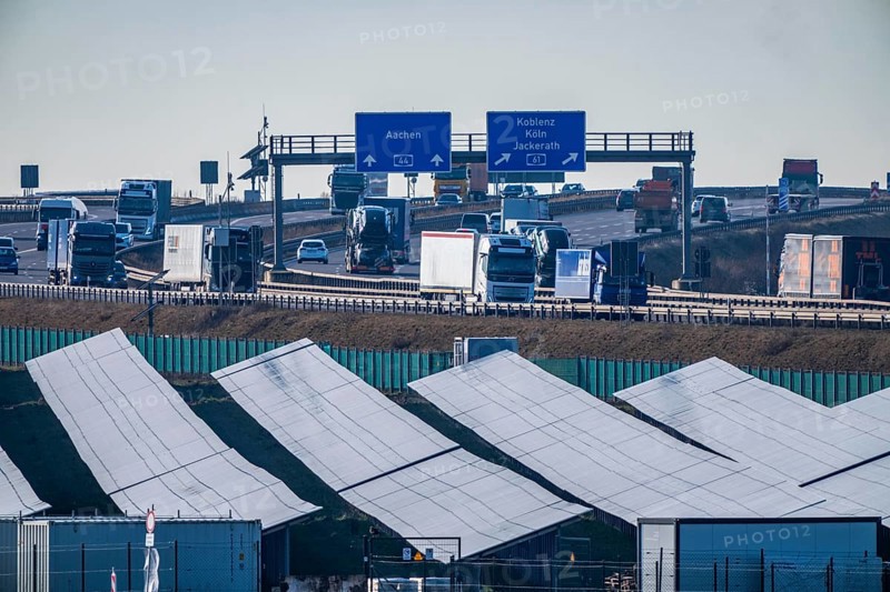 20 MWp open-air photovoltaic system, from RWE, with over 36600 solar modules, in a 200 meter edge, over 1 km long, along the A44 motorway near Bedburg, at the Jackerath triangle, recultivated open-cast mining site, North Rhine-Westphalia, Germany