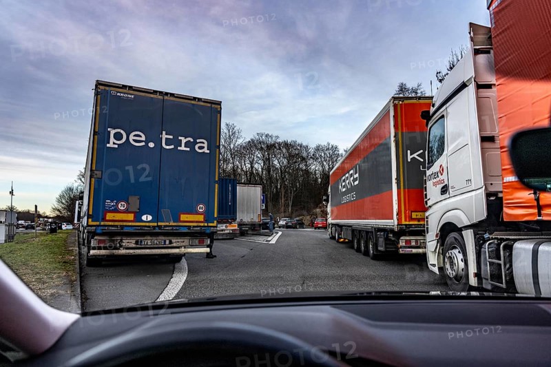 Small rest area Stockweg, on the A3 motorway, at the Breitscheid motorway junction, overcrowded with trucks looking for a resting place, road partially blocked, North Rhine-Westphalia, Germany