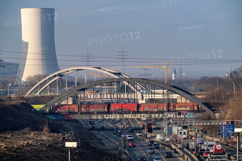 Traffic jam on the A43 motorway near Herne, heading north, in front of the barrier system, the vehicles heavier than 3.5 t stop and are then diverted, behind the barrier there is a dilapidated bridge across the Rhine-Herne Canal, which must be renewed, heavy vehicles must not pass through the bridge, railway bridges, freight train, North Rhine-Westphalia, Germany