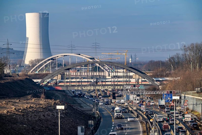 Traffic jam on the A43 motorway near Herne, heading north, in front of the barrier system, the vehicles heavier than 3.5 t stop and are then diverted, behind the barrier there is a dilapidated bridge across the Rhine-Herne Canal, which must be renewed, heavy vehicles must not pass through the bridge, railway bridges, ICE train, North Rhine-Westphalia, Germany