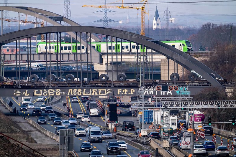 Traffic jam on the A43 motorway near Herne, heading north, in front of the barrier system, the vehicles heavier than 3.5 t stop and are then diverted, behind the barrier there is a dilapidated bridge across the Rhine-Herne Canal, which must be renewed, heavy vehicles must not pass through the bridge, railway bridges, public transport train, North Rhine-Westphalia, Germany