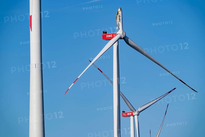 Defective wind turbine, bent rotor blade, in the Bedburg A44n wind farm, in the Garzweiler open-cast mining area, on the A44 motorway, on recultivated lignite mining area, for unknown reasons is a rotor of a Nordex N149/5.7 wind turbine, with a hub height of 164 meters and a total height of 239 meters, an output of 5.7 MW and a rotor diameter of 149 m, bent, the wind turbine is part of a wind farm of a joint venture between the City of Bedburg and RWE Renewables Europe & Australia, North Rhine-Westphalia, Germany
