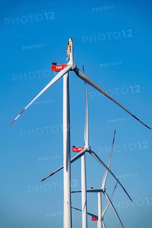 Defective wind turbine, bent rotor blade, in the Bedburg A44n wind farm, in the Garzweiler open-cast mining area, on the A44 motorway, on recultivated lignite mining area, for unknown reasons is a rotor of a Nordex N149/5.7 wind turbine, with a hub height of 164 meters and a total height of 239 meters, an output of 5.7 MW and a rotor diameter of 149 m, bent, the wind turbine is part of a wind farm of a joint venture between the City of Bedburg and RWE Renewables Europe & Australia, North Rhine-Westphalia, Germany