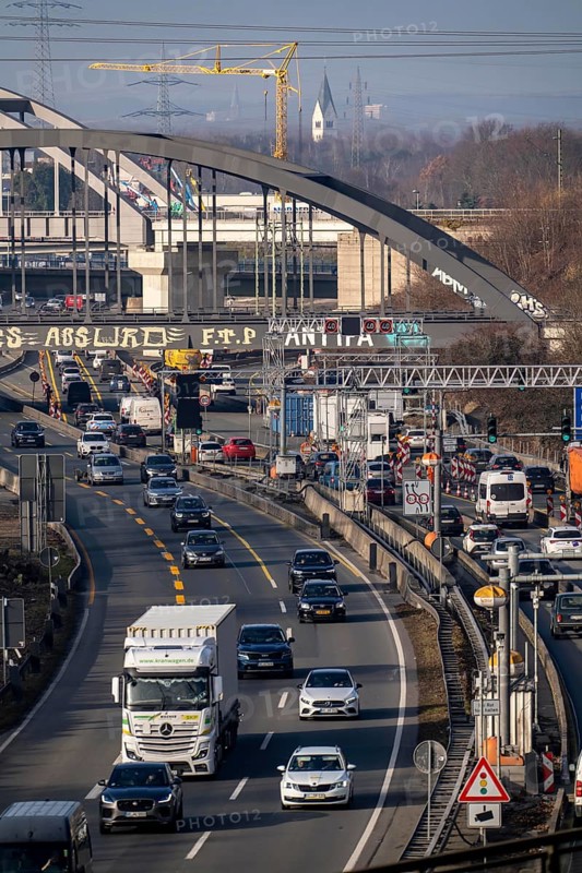 Traffic jam on the A43 motorway near Herne, heading north, in front of the barrier system, the vehicles heavier than 3.5 t stop and are then diverted, behind the barrier there is a dilapidated bridge across the Rhine-Herne Canal, which must be renewed, heavy vehicles must not pass through the bridge, railway bridges, North Rhine-Westphalia, Germany