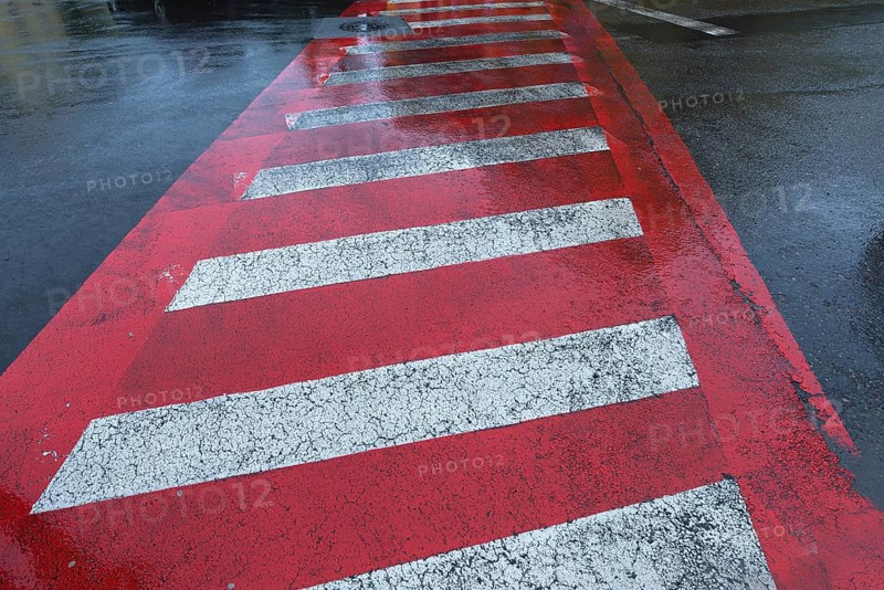 Red and white zebra stripes when it rains, Medias, Bulgaria