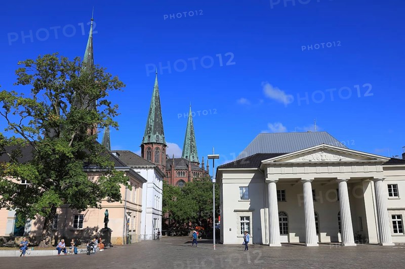 Schlossplatz with castle guard and St. Lambert's Church in the background, Oldenburg, Lower Saxony, Germany