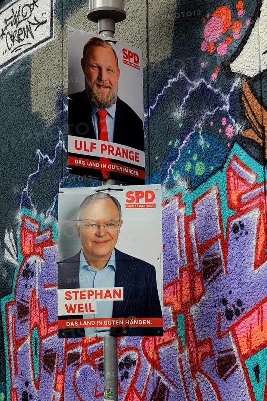Election posters by Stephan Weil and Ulf Prange, SPD, The Land in Good Hands, 2022, Oldenburg, Lower Saxony, Germany