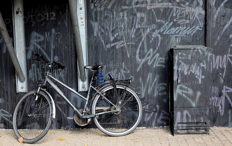Zündapp women's trekking bike in front of a grey wall with graffiti, here in Oldenburg, Lower Saxony, Germany