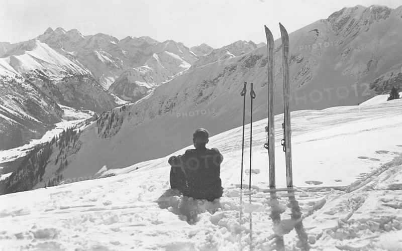 Söller-Eck (1706 m), winter, ski hike, skier takes a break and enjoys the mountain panorama, ski, about 1930, high mountains, mountain, Allgäu Alps, Oberstdorf, historical, Bavaria, Germany