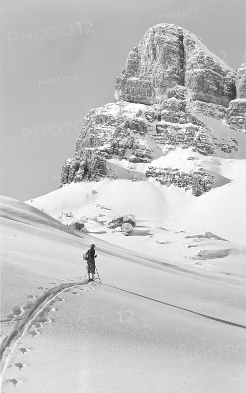 Ski hike in winter in front of the Nuvolao Alto (2648 m) snow, Alps, mountaineer, skier, around 1930, high mountains, mountain, historical, Ampezzo Dolomites, South Tyrol, Veneto, Italy