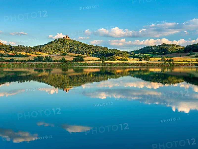 Wachsenburg Castle is reflected in the still water of a lake under a blue sky with cumulus clouds, Castle of the Three Gleichen Castle Ensemble, Thuringian Burgenland, Mühlberg, Thuringia, Germany