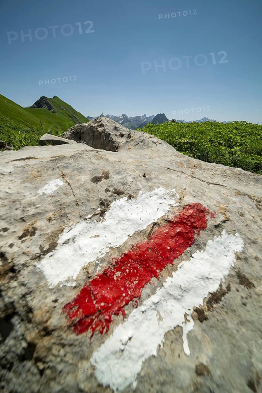 Trail marker on the Laufbacher-Eckweg, a demanding high-altitude hiking trail from Höfatsblick mountain station to Oytal, Allgäu Alps, Allgäu, Bavaria, Germany