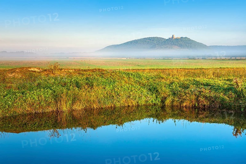 Landscape with lake in morning light, fog over the fields, the ruins of Gleichen Castle in the back, castle of the castle ensemble Drei Gleichen, Thuringian Burgenland, Mühlberg, Thuringia, Germany