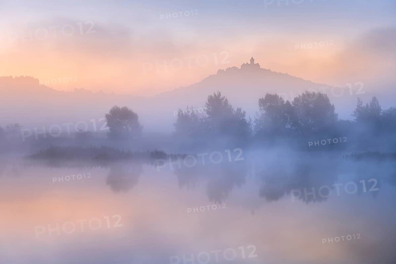 Landscape with lake at dawn at sunrise, fog rising, Wachsenburg fortress reflected in still water, castle of the castle ensemble Drei Gleichen, Thuringian Burgenland, Mühlberg, Thuringia, Germany