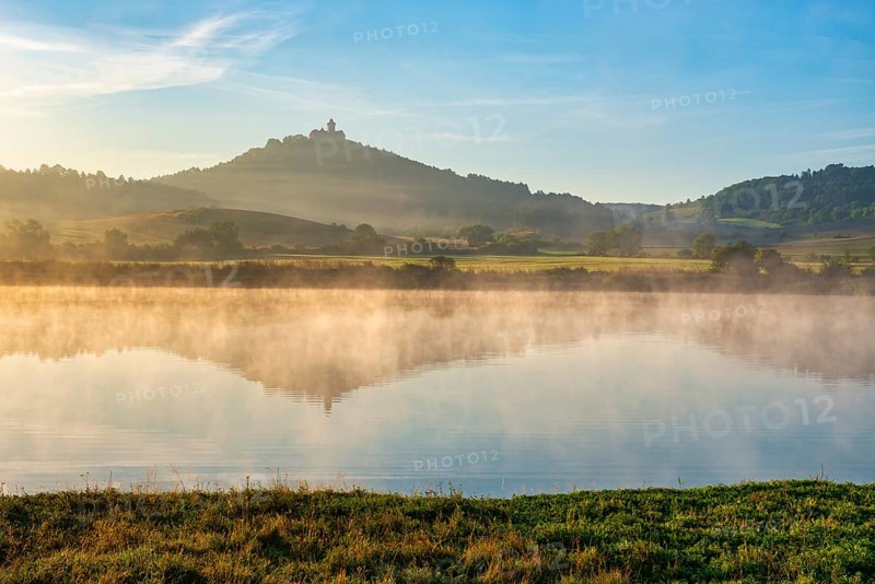 Wachsenburg Castle is reflected in the still water of a lake in the morning light, fog rises, castle of the castle ensemble Drei Gleichen, Thuringian Burgenland, Mühlberg, Thuringia, Germany