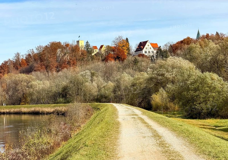 Trail on the Isar with a view of Grünwald with Bürg Grünwald, Grünwald, Bavaria, Germany