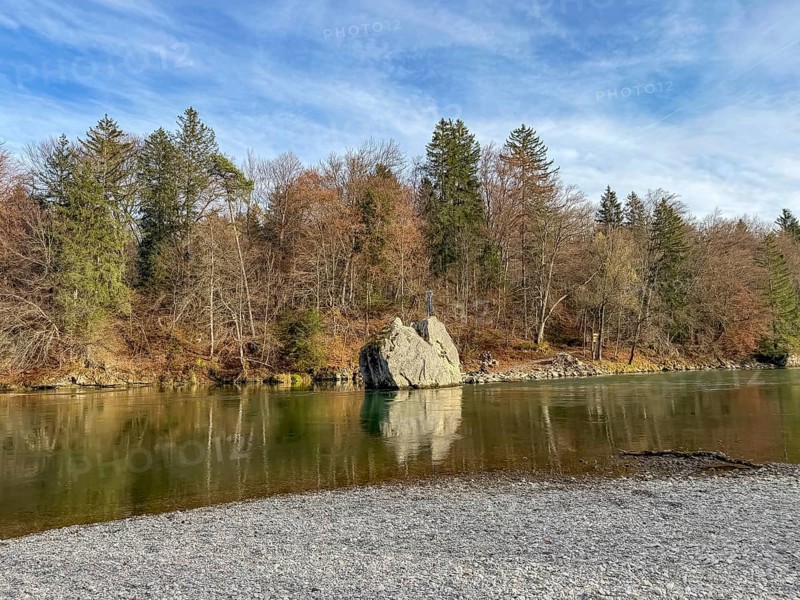 Georgenstein, rock with a saint in the river Isar with autumn colors, Isartal landscape protection area, near Baierbrunn, Upper Bavaria, Bavaria, Germany