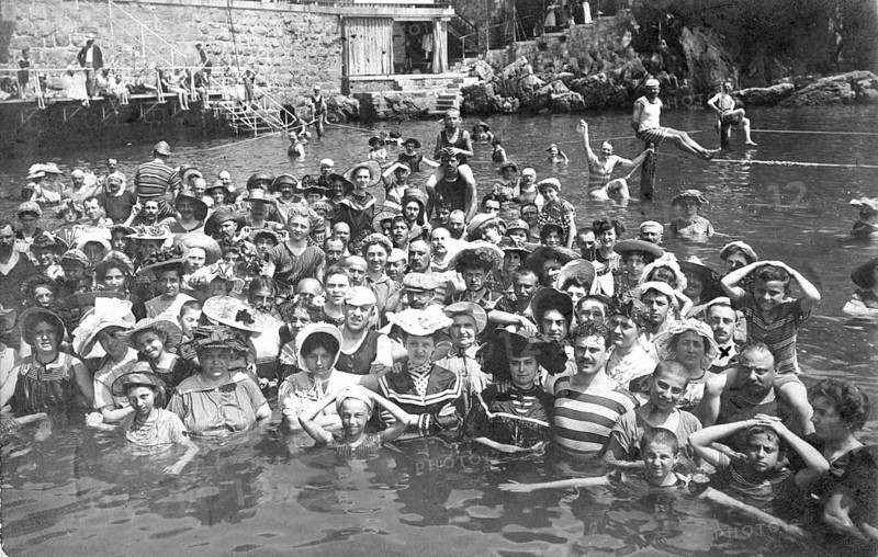 Large bathing group in a lake, woman, men, children, woman often in full clothing, swimwear, July 23, 1906, historic, Germany