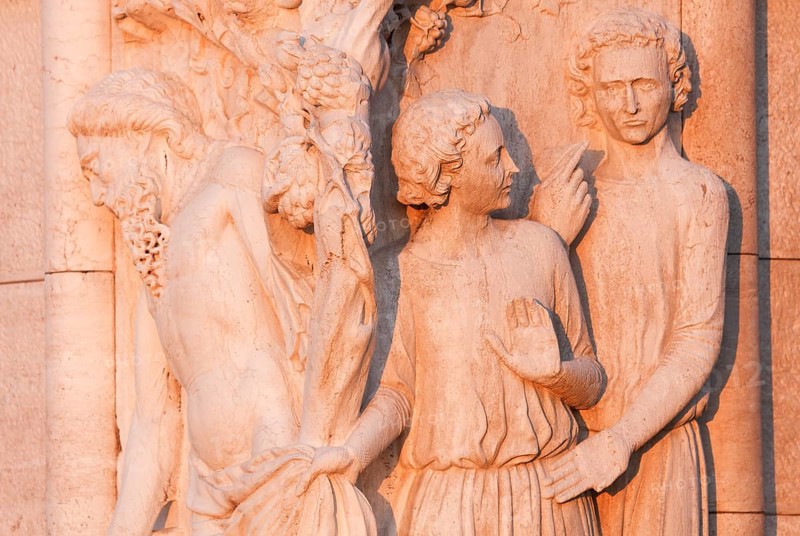 Doge's Palace, corner capital Noah's drunkenness with his sons Sem (covering Noah's nakedness with a cloth), the other son is Ham, San Marco, Venice, Veneto, Italy