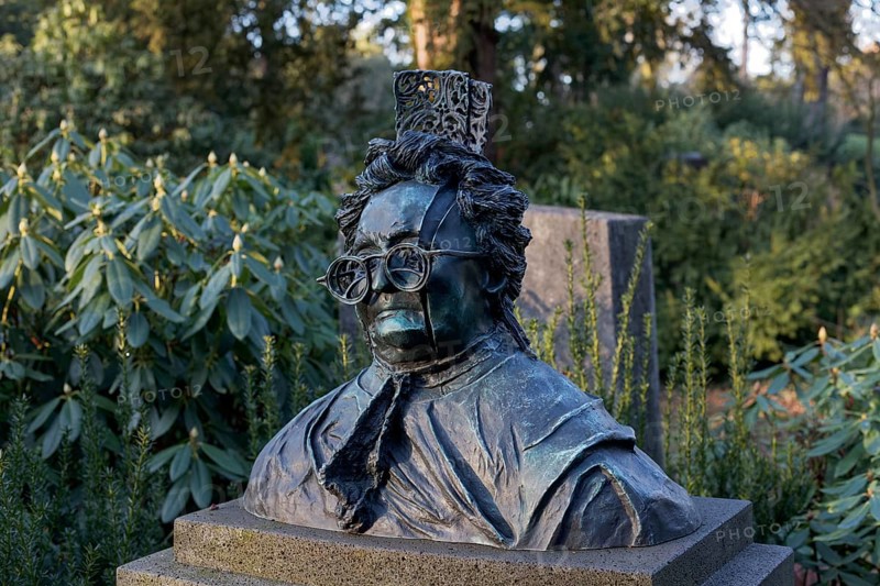 Honorary grave of gallerist Johanna Ey, mother Ey, portrait bust of sculptor Bert Gerresheim, Nordfriedhof Düsseldorf, North Rhine-Westphalia, Germany