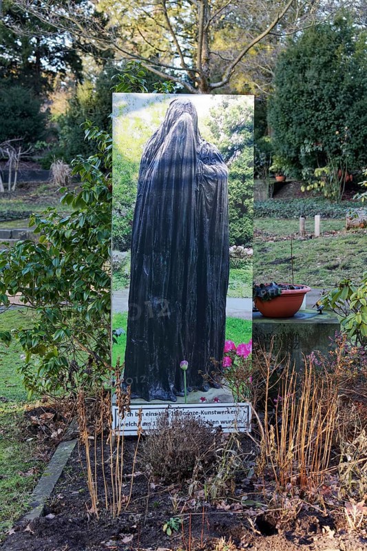 Photo of a stolen bronze figure at a grave site, metal theft, Nordfriedhof Düsseldorf, North Rhine-Westphalia, Germany