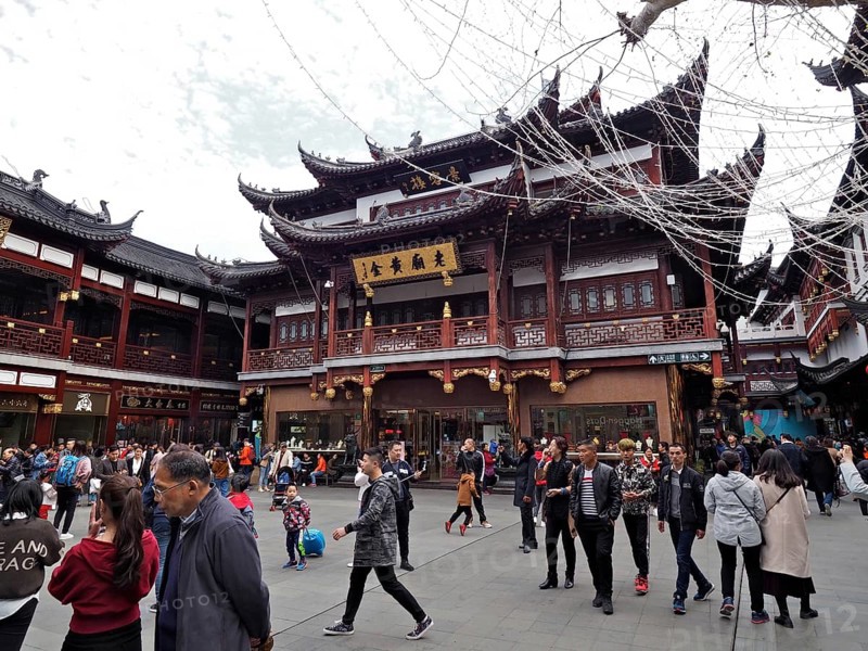 People in front of a building with traditional Chinese architecture, Yuyuan Bazaar, Shanghai, China