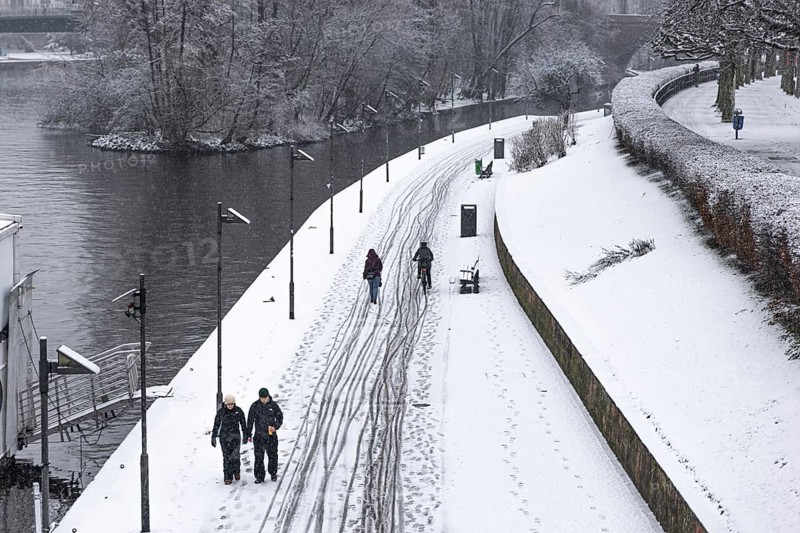 Only a few passers-by and cyclists move along the banks of the Main due to weather conditions. Heavy snowfalls have caused another onset of winter in the Main metropolis, Osthafen, Frankfurt am Main, Hesse, Germany