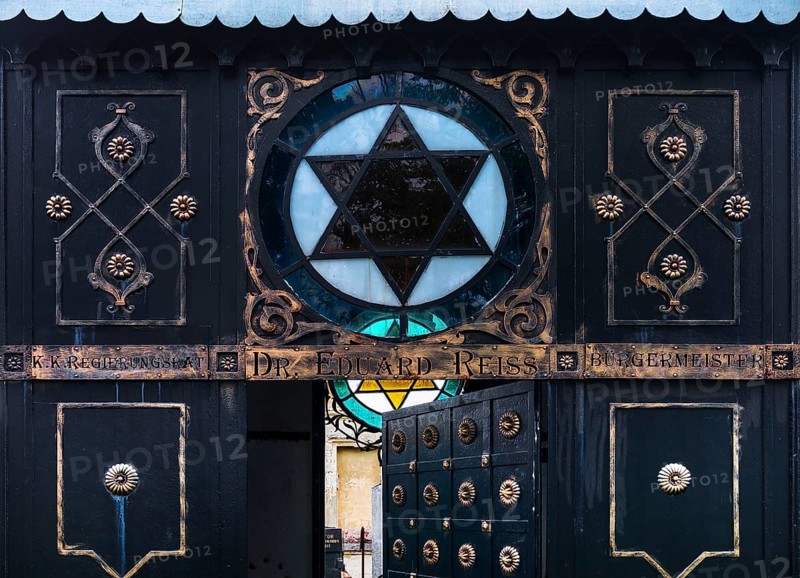 Entrance to the grave of the first Jewish mayor Dr. Eduard Reiss in Czernowicz, 1850-1907, Jewish cemetery, since 1866, Czernowicz, Bukovina, Ukraine