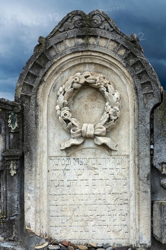 Tombstone and relief with flower wreath, Jewish cemetery, since 1866, Czernowicz, Bukovina, Ukraine