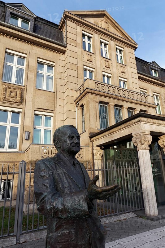 Villa Horion, House of Parliamentary History, Statue Minister-President Johannes Rau, Düsseldorf, North Rhine-Westphalia, Germany