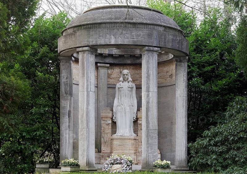 Tomb of the Henkel family of industrialists in the form of a temple, sculpture by Karl Janssen, North Cemetery Düsseldorf, North Rhine-Westphalia, Germany
