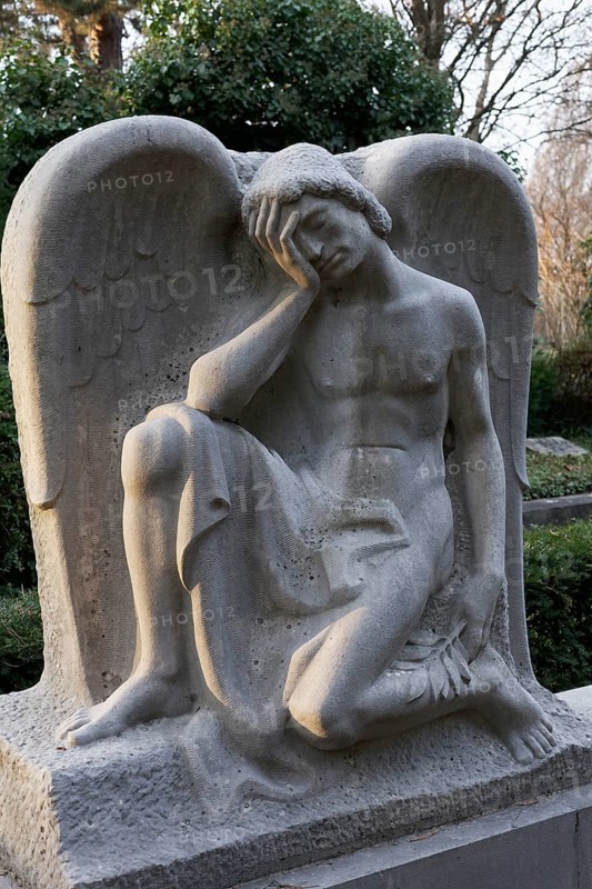Funerary sculpture of a mourning angel, Nordfriedhof Düsseldorf, North Rhine-Westphalia, Germany