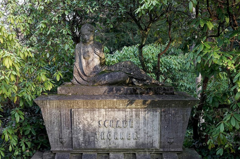 Grave sculpture of a woman with bare upper body by sculptor Rudolf Zieseniss, Grrabstätte Schade Thörner, Nordfriedhof Düsseldorf, North Rhine-Westphalia, Germany