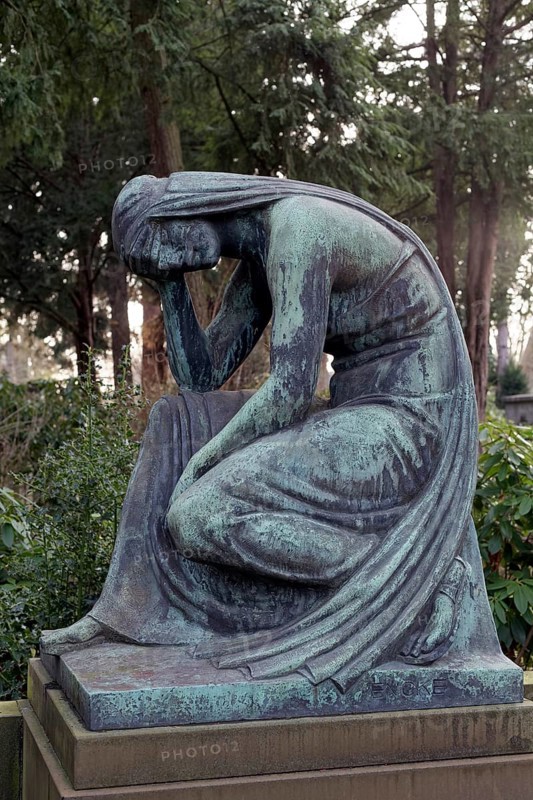Grave sculpture of a grieving woman by sculptor Eberhard Encke, Redemann grave, North Cemetery Düsseldorf, North Rhine-Westphalia, Germany