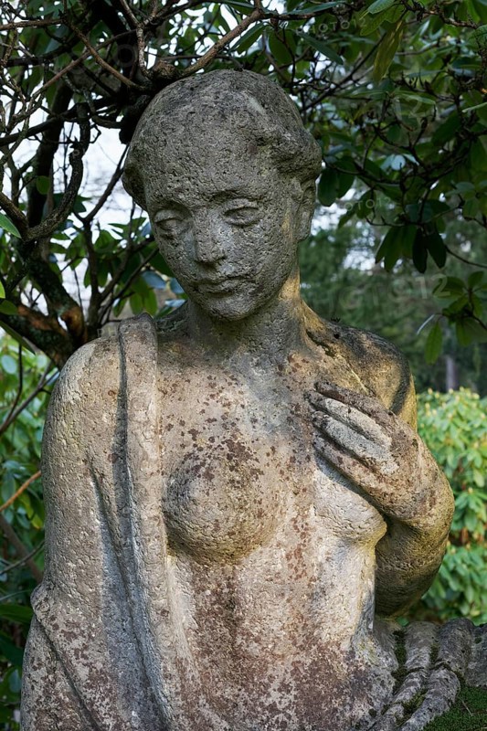 Grave sculpture of a woman with bare upper body by sculptor Rudolf Zieseniss, Grrabstätte Schade Thörner, Nordfriedhof Düsseldorf, North Rhine-Westphalia, Germany