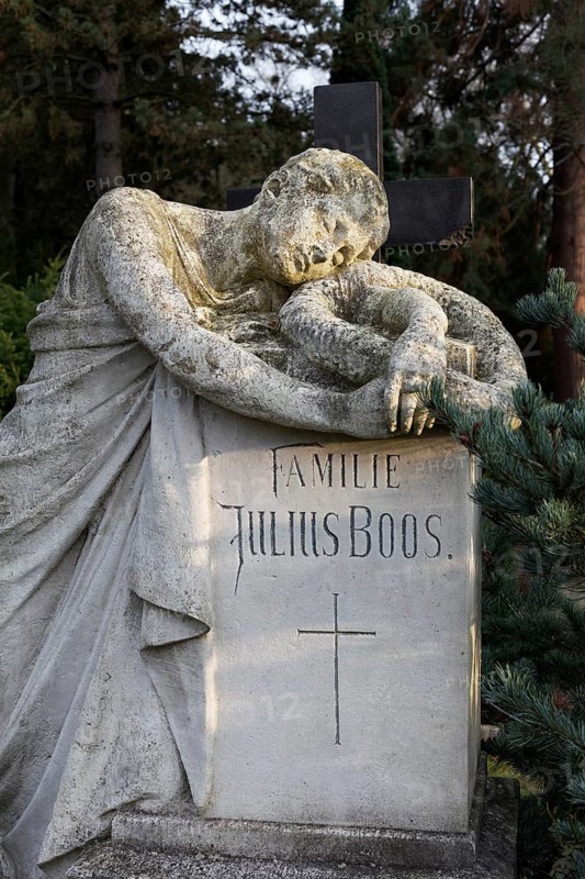 Julius Boos grave with sculpture of a mourning woman, Nordfriedhof Düsseldorf, North Rhine-Westphalia, Germany