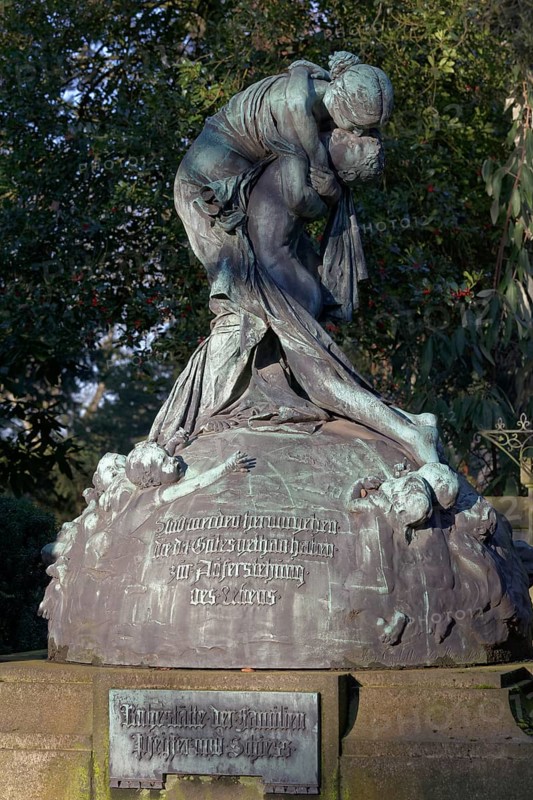Grave sculpture Reunion by sculptor Friedrich Coubillier, Schiess Pfeifer Historical Grave Site, Düsseldorf Nodfriedhof, North Rhine-Westphalia, Germany