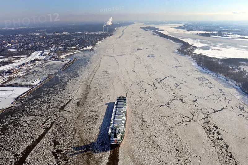 Hamburg, shipping company, Germany, ship, commercial shipping, disability, freight connection, Elbe, ice, ice, refrigeration, transport, logistics, sea route, plaice floes, ships, shipping, chartering, freight, economy, aerial view, port