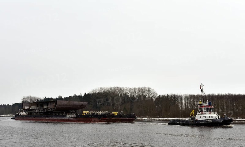 Tugboat, tow ship, bring part of a new ship through the Kiel Canal, NOK, Kiel Canal, Kiel Canal, Schleswig-Holstein, Germany
