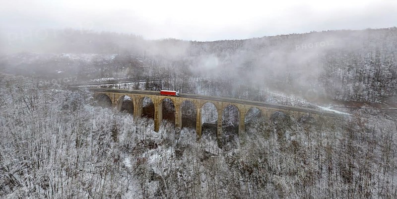 Dragon hole bridge on the A8 motorway, motorway bridge on the Drackenstein slope on the Swabian Jura in snow and fog. Drone photo. panoramic photo. Drackenstein, Baden-Württemberg, Germany