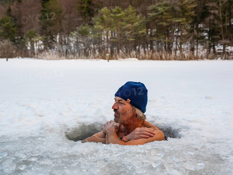 Man with cap, 55, ice bathing in an ice hole, Thumsee, Bad Reichenhall, Berchtesgadener Land, Upper Bavaria, Bavaria, Germany