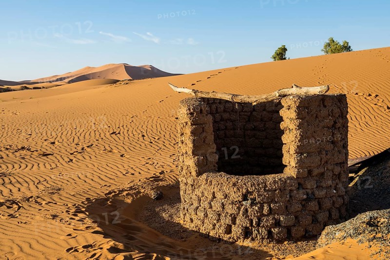 Fountains and sand dunes, near Merzouga, Meknès-Tafilalet region, Erg Chebbi, northern Sahara, Morocco