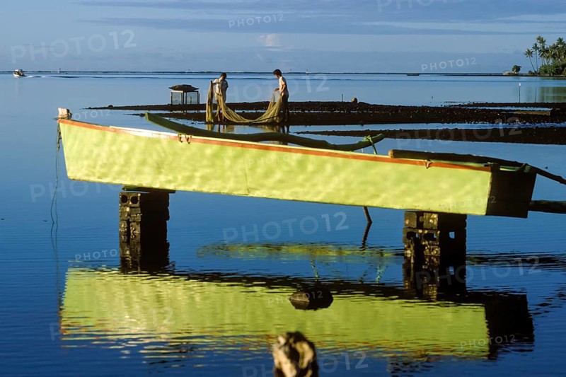 Outrigger boat, fishermen with nets, Tahiti, Franz. Poynesia