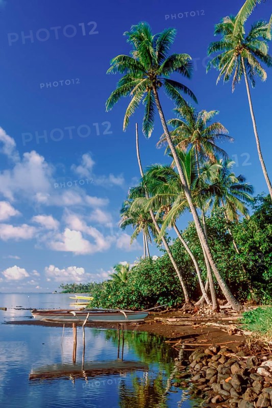 Outrigger boat on the beach, Tahiti, Franz. polynesia