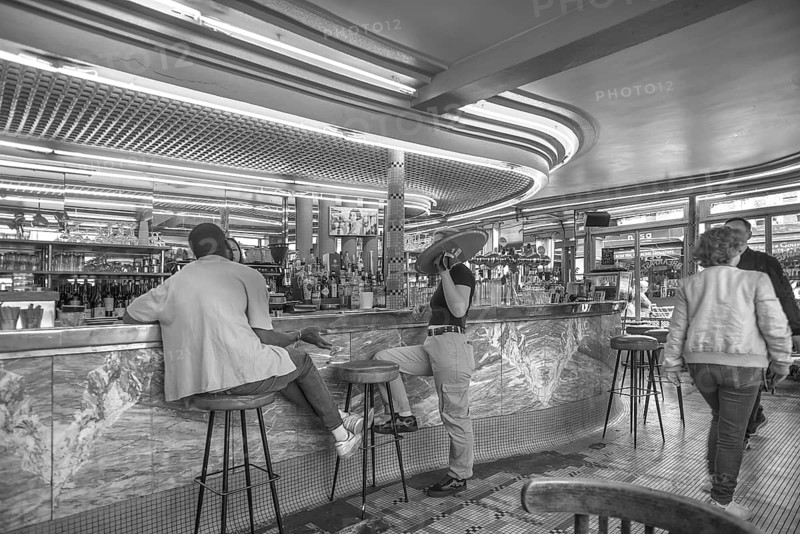 Café des Deux Moulins, location of the film The Fabulous World of Amélie, 15 Rue Lepic, black and white, Paris, France